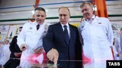 Владимир Путин и Анатолий Чубайс на Челябинском трубопрокатном заводе, 2016 год