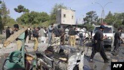 Pakistan - Pakistani security officials examine the site of a twin suicide bomb attack in Quetta, 07Sep2011