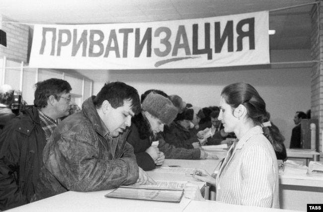 Во время открытия Московского межрегионального аукциона (ММА), на котором впервые продавались акции предприятий, находящихся в разных городах России. Москва, 1993