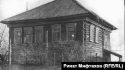 Типичный сибирский двухэтажный дом из бревен