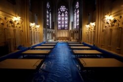 საავადმყოფოს საწოლები ნიუ-იორკში, მანჰეტენში მდებარე იოანე ღვთისმეტყველის საკათედრო ტაძარში. 8 აპრილი.