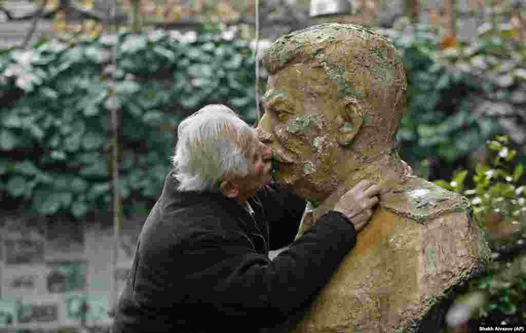 І все ж традиція радянських поцілунків триває. Один із її охоронців &ndash;&nbsp;Ушангі Давіташвілі. На подвір&#39;ї його будинку встановлений бюст Сталіна