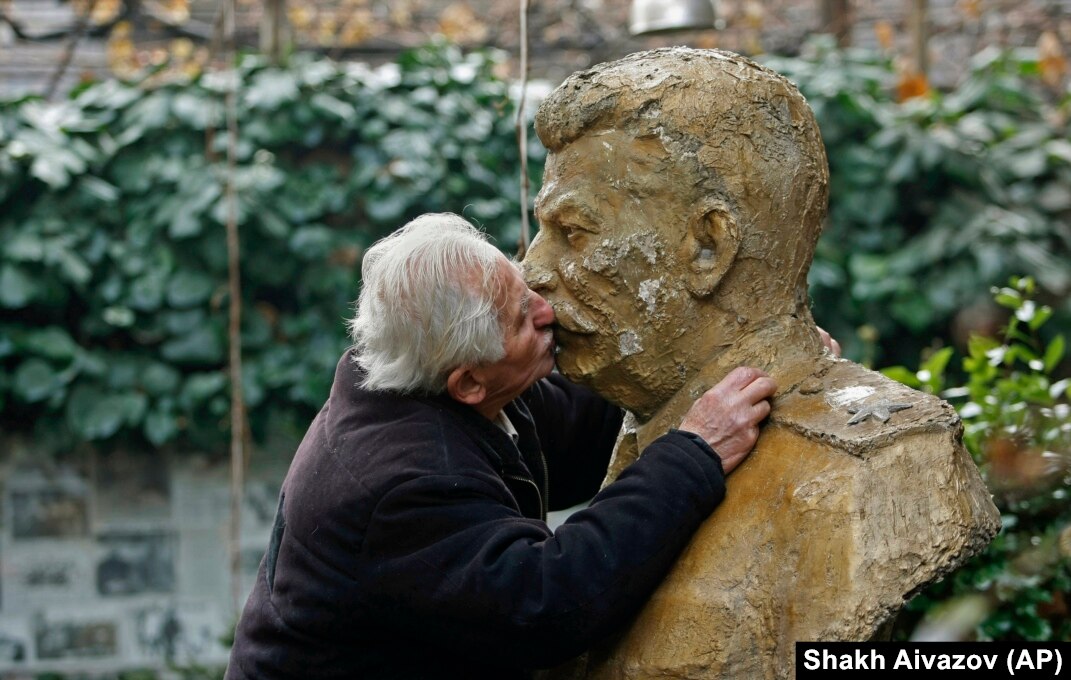 File:Kiss, Love kiss, Romance, People kissing, Rostov-on-Don, Russia.jpg -  Simple English Wikipedia, the free encyclopedia