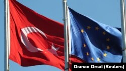 Flamuri i Turqisë dhe ai i Bashkimit Evropian.
