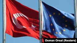 İstanbulda Türkiyə və Avropa İttifaqının bayraqları