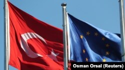 Flamuri i Turqisë dhe ai i Bashkimit Evropian. 