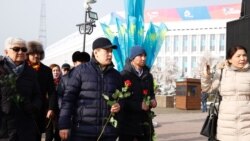 Активист Жанболат Мамай и другие инициаторы создания Демократической партии Казахстана возлагают цветы к монументу Независимости. Алматы, 16 декабря 2019 года.