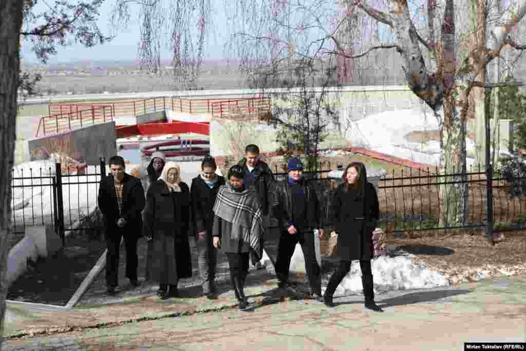 Бубура Кыдыралиева в окружении молодежи на мемориале "Ата-Бейит"