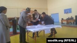 Процесс подсчёта голосов на выборах в Андижане