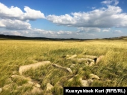 Остатки древнего захоронения в Абайском районе Восточно-Казахстанской области. 17 августа 2016 года.