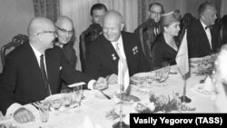 Первый секретарь ЦК КПСС Никита Хрущев и президент Финляндской Республики Урхо Калева Кекконен во время приема в Кремле
