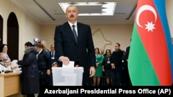 Президент Азербайджана Ильхам Алиев, лидер правящей партии «Новый Азербайджан» (Yeni Azərbaycan Partiyası — YAP), голосует на избирательном участке на выборах в Милли меджлис. Баку, 9 февраля 2020 года.