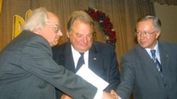 Серед засновників «Народного руху» було двоє міністрів закордонних справ – Геннадій Удовенко (в центрі) та Борис Тарасюк, який на фото тисне руку Іванові Драчу