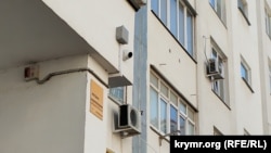 Камера видеонаблюдения над подъездом дома на проспекте Победы в Севастополе