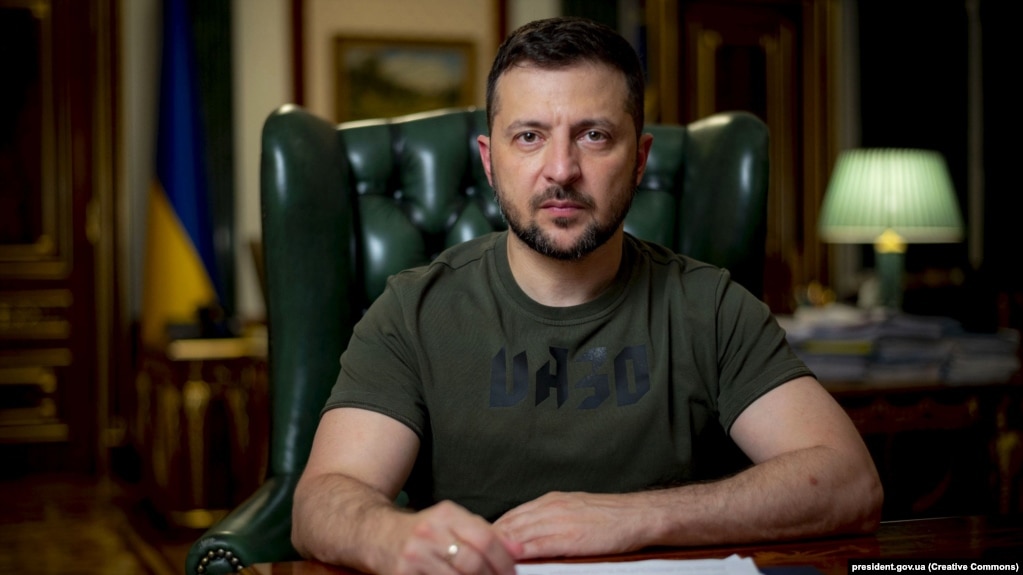 Володимир Зеленський наголошує, що єдина різниця між терористами та Росією – перші беруть на себе відповідальність за скоєне, а Росія не має мужності зробити це й має нахабство звинувачувати у своїх злочинах інших.