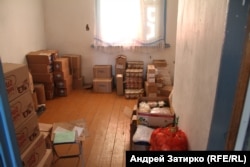 Склад гуманитарки в одном из домов, где живут погорельцы