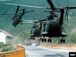 Na fotografiji iz juna 1999. britanski NATO helikopteri sleću na most u blizini Kačanika na Kosovu naknon 78-dnevne NATO kampanje i usvajanja Rezolucije 1244 Saveta bezbednosti UN.
