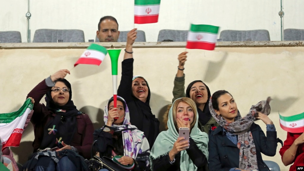 Іранські жінки лише зрідка отримують спеціальні дозволи відвідати «чоловічі» футбольні матчі