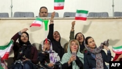 Іранські жінки лише зрідка отримують спеціальні дозволи відвідати «чоловічі» футбольні матчі