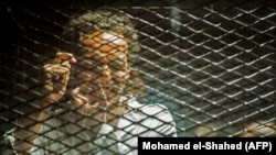 Mahmud Abu Zeid iza rešetaka tokom suđenja, Kairo