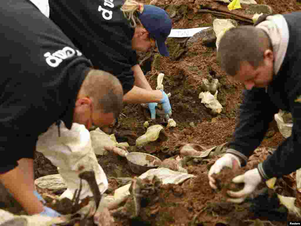 BiH - Forenzičari na masovnoj grobnici u Kaldrmici, nedaleko od Milića,(120 km udaljeno od Sarajeva), 08.12.2010. Foto: Reuters / Danilo Krstanović 
