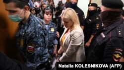 Pe 1 august, Marina Ovsiannikova era dusă la tribunal, fiind acuzată de „discreditarea armatei ruse”, Moscova, Rusia, 1 august 2022. 
