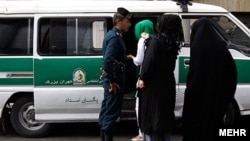 Tehranda polis «münasib» formada geyinməyən qadınları saxlayır. 16 iyul 2012