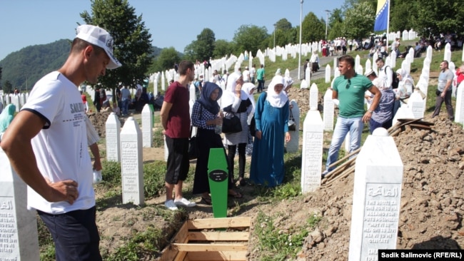 Mevludin Jahić pored mezara svog brata