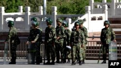 Китайская полиция особого назначения на улицах Урумчи – столице Синцзян-Уйгурского автономного района