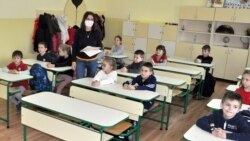 Според експертите, когато класните стаи започнат да се изпразват заради болни ученици, по-добре е да се обяви грипна ваканция, тъй като заниманията така или иначе се провалят