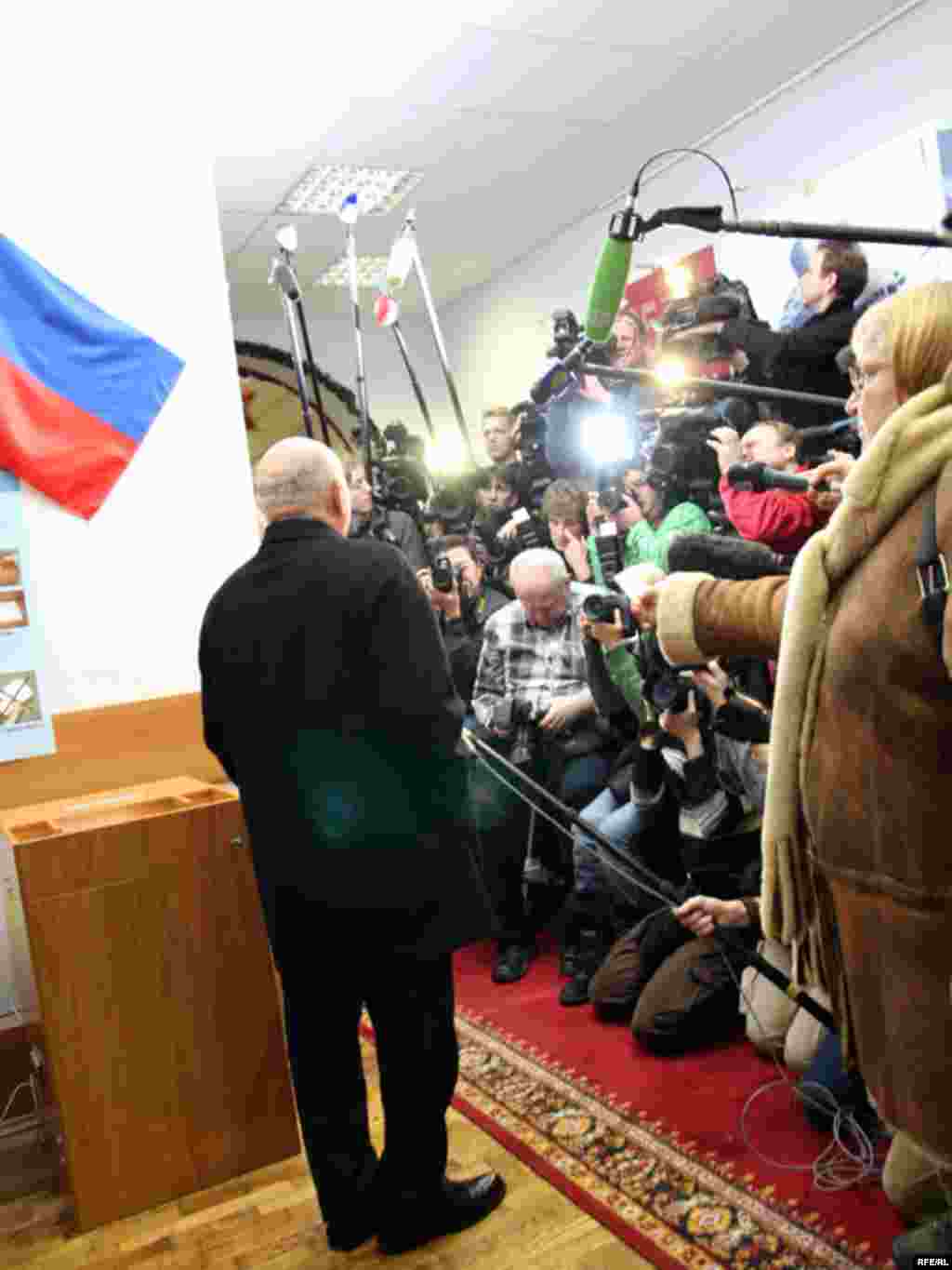 Мэр Москвы Юрий Лужков беседует с журналистами на избирательном участке. Москва, 2 декабря 2007 года.