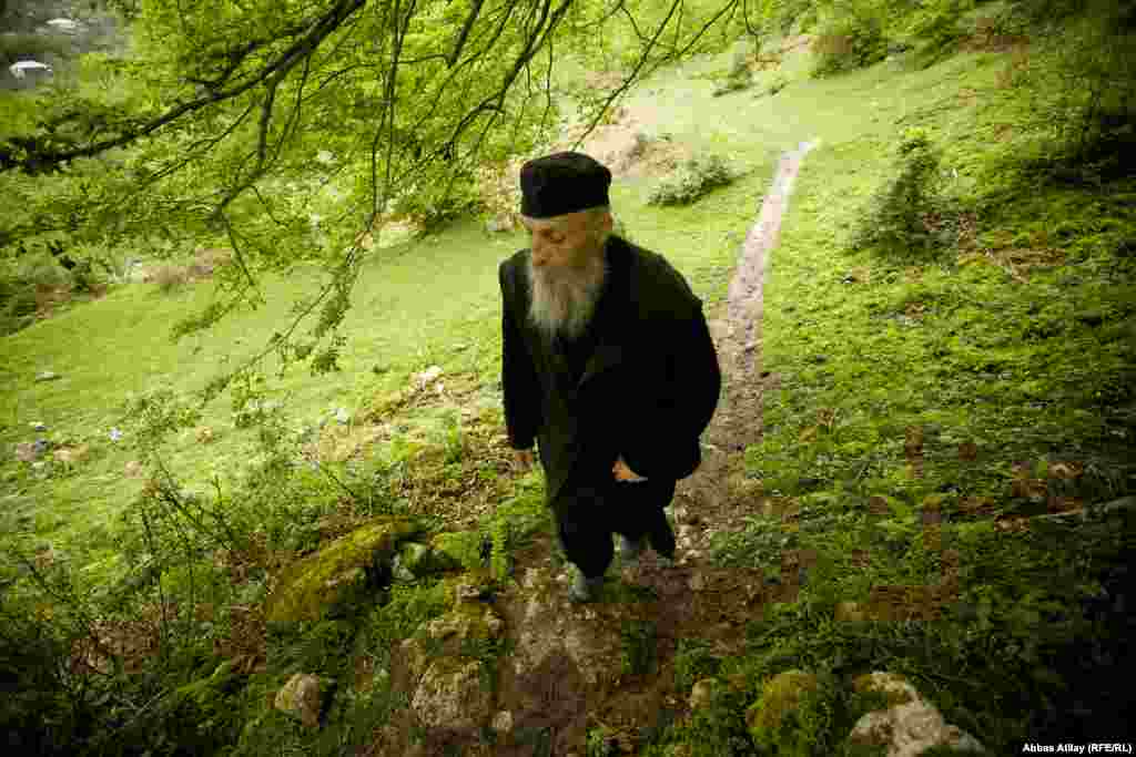 60 yaşlı gürcü rahib Maksim artıq 20 ildir ki, bu qaya üzərində yerləşən monastrda dünyadan təcrid olunaraq yaşayır.