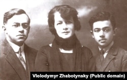 Єврейський політичний і військовий діяч Володимир (Зеєв) Жаботинський (1880–1940) із дружиною і сином. Фотографія з 1920-х років