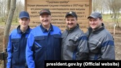 Аляксандар Лукашэнка зь дзецьмі на суботніку ў красавіку 2018 году