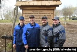 Микола, Олександр, Віктор і Дмитро Лукашенки на суботнику