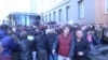 Участники протеста блокируют автобус, в котором, предположительно, находится Алексей Навальный