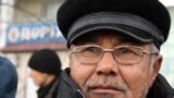 Ақтаудың орталық алаңында жаңаөзендіктерге қолдау көрсетіп митингіге шыққандардың бірі, Ғалым есімді жұмысынан шығарылған мұнайшы. Ақтау, 21 желтоқсан 2011 жыл