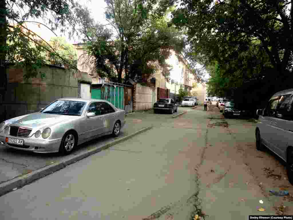 Машины и люди меняются местами. Парковка на тротуарах и вынужденные прогулки по проезжей части &ndash; явление, ставшей нормой вдоль улицы Ибраимова.