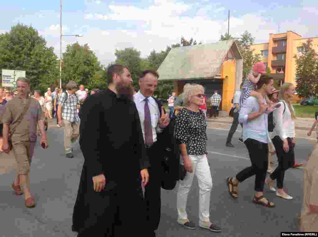 Мэр города Молетай с женой и православный священник