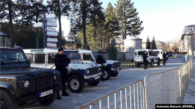 Policijska vozila između okupljenih na božićnom skupu SPC i CPC