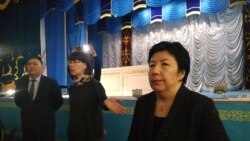Чиновники на встрече с жителями села Акжайык, недовольными открытием карантинного стационара. Западно-Казахстанская область, 11 марта 2020 года.