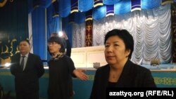Чиновники на встрече с жителями села Акжайык, недовольными открытием карантинного стационара. Западно-Казахстанская область, 11 марта 2020 года.