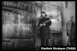Чоловік зі зброєю охороняє склади, 1934 рік. Фотографія на документальній виставці «Голодомор 1932–1933 років – геноцид українського народу». Київ, 18 листопада 2008 року