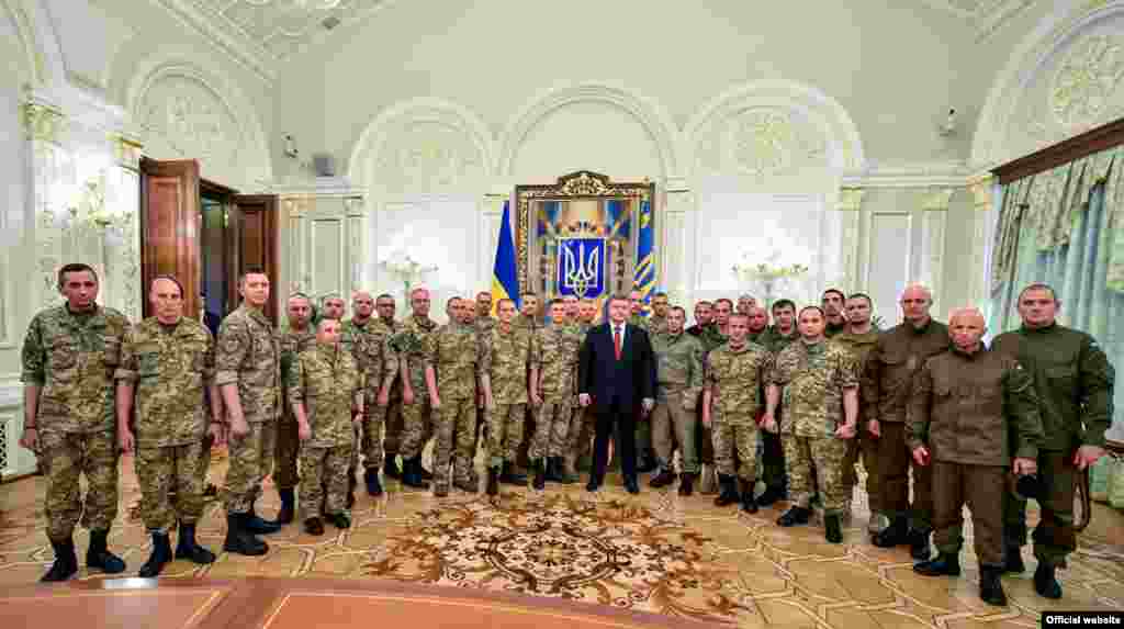 Президент України Петро Порошенко і українські військові у Міжнародний день миротворців ООН. Київ, 29 травня 2015 року