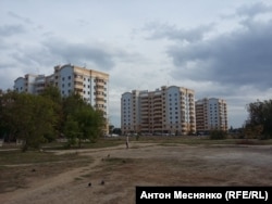 Новый квартал для силовиков в Армянске построили подальше от завода «Крымский титан».