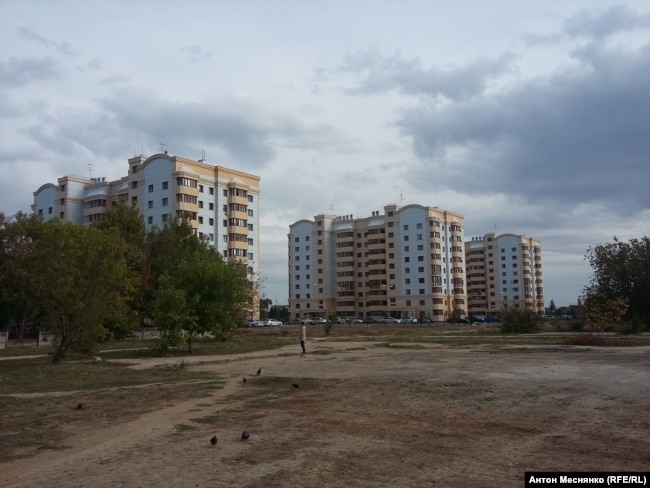 Новый квартал для силовиков в Армянске построили подальше от завода "Крымский титан"