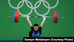 Тяжелоатлет из Казахстана Фархад Харки на Олимпиаде в Рио. 8 августа 2016 года.