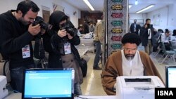 محمود علوی در حال نام‌نویسی در انتخابات نهم مجلس شورای اسلامی