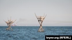 Вышки рыболовных сетей в Керченском проливе, апрель 2019 года