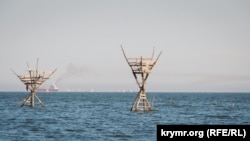 Вышки рыболовных сетей в Керченском проливе, иллюстрационное фото